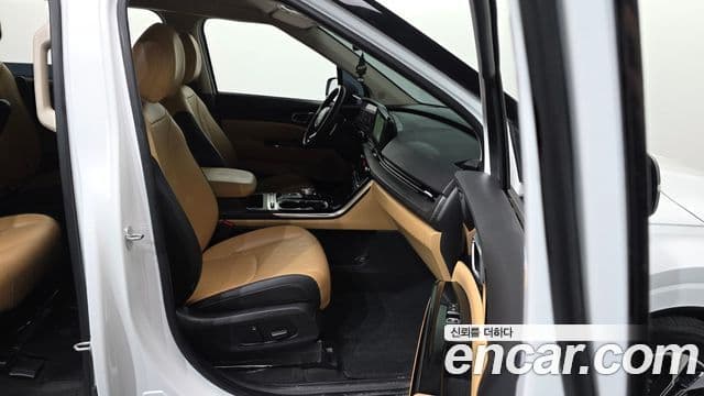 Kia Carnival 2023 — фото 11 из 20