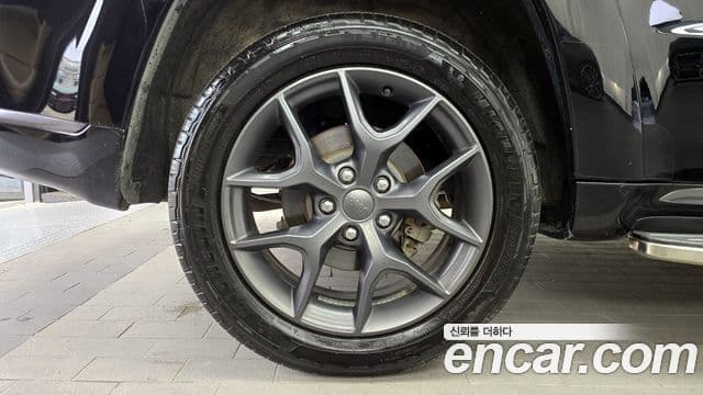 Jeep Grand Cherokee 2019 — ფოტო 9/32