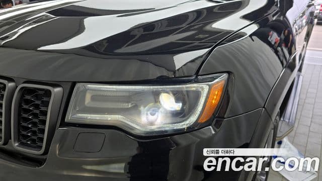 Jeep Grand Cherokee 2019 — ფოტო 23/32