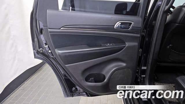 Jeep Grand Cherokee 2019 — ფოტო 11/32