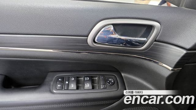 Jeep Grand Cherokee 2019 — ფოტო 18/32