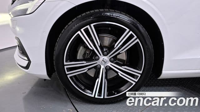 Volvo S60 2021 — Şəkil 14/20