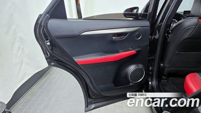 Lexus NX300 2018 — Photo 2/33