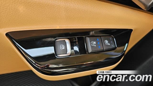 Kia Carnival 2023 — ფოტო 18/20