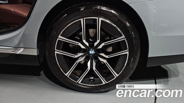 BMW 7 Series 2023 — Photo 25/40
