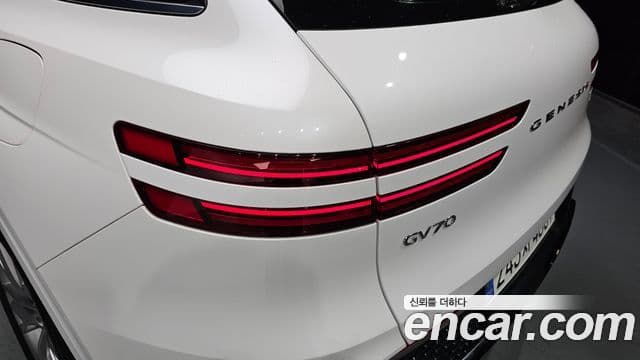 Genesis GV70 2021 — Photo 28/32