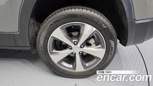 Jeep Cherokee 2021 — ფოტო 30/32