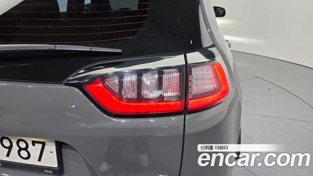 Jeep Cherokee 2021 — ფოტო 7/32