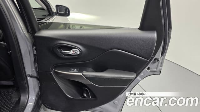 Jeep Cherokee 2021 — ფოტო 15/32