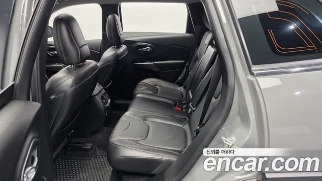 Jeep Cherokee 2021 — ფოტო 27/32