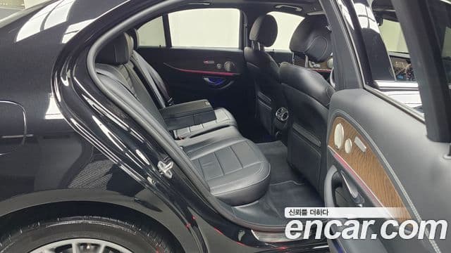 Mercedes-Benz E-Class 2023 — Фото 12/20