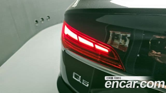 Audi Q5 2023 — ფოტო 33/35