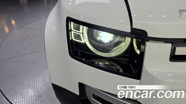 Land Rover Defender 2021 — Photo 21/38
