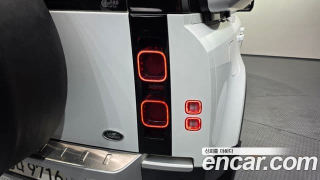 Land Rover Defender 2021 — Photo 28/38