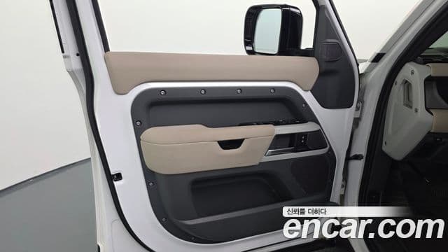 Land Rover Defender 2021 — Photo 2/38