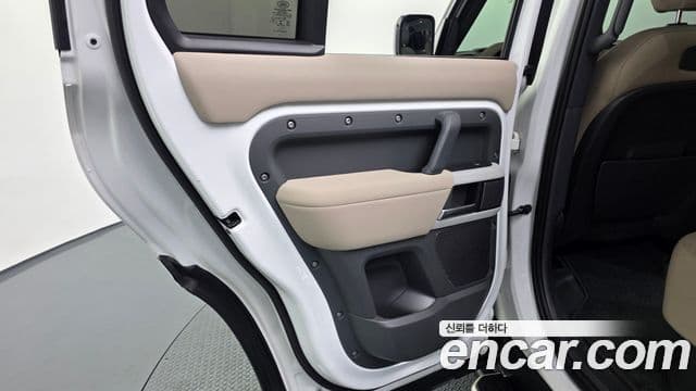 Land Rover Defender 2021 — Photo 31/38