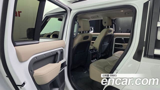 Land Rover Defender 2021 — Photo 32/38