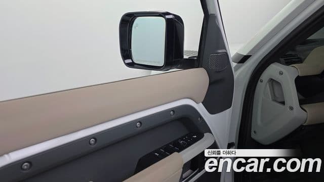 Land Rover Defender 2021 — Photo 15/38