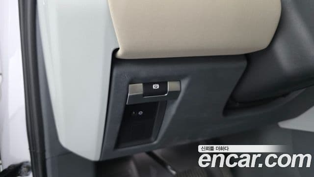 Land Rover Defender 2021 — Photo 20/38
