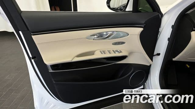 Genesis GV70 2023 — Photo 28/31