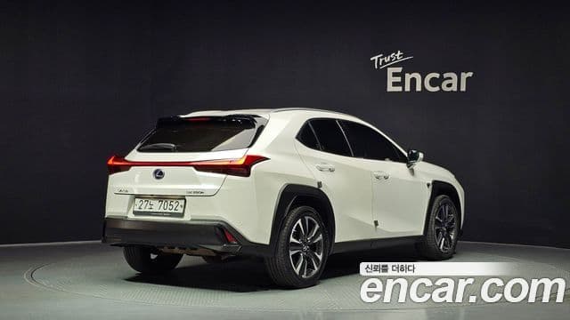 Lexus UX250h 2019 — Фото 2/20