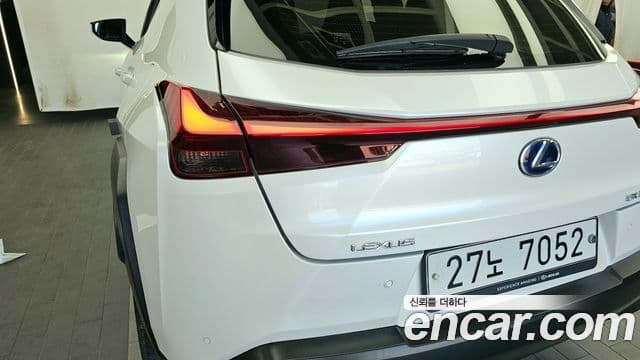 Lexus UX250h 2019 — Photo 10/36
