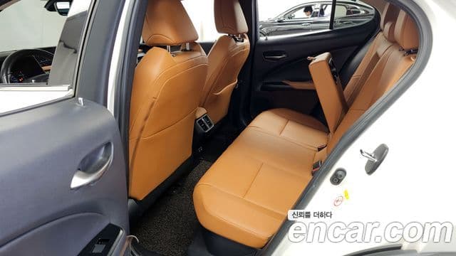 Lexus UX250h 2019 — Photo 4/36