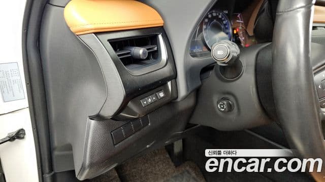 Lexus UX250h 2019 — Photo 34/36