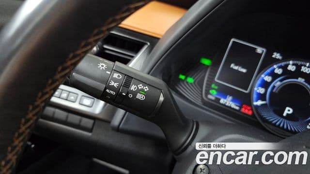 Lexus UX250h 2019 — Photo 19/36