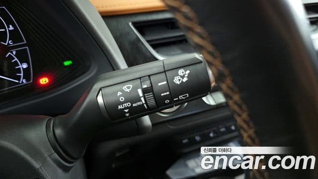 Lexus UX250h 2019 — Photo 14/36