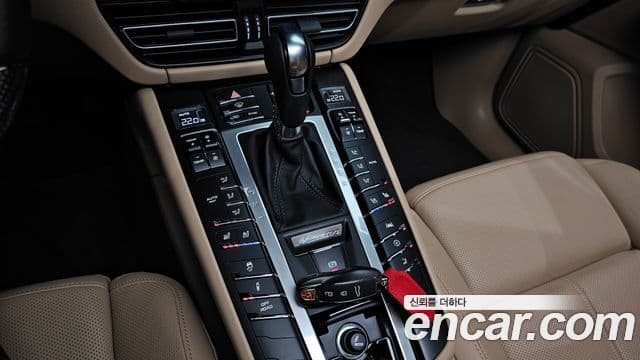 Porsche Macan 2021 — Фото 9/20