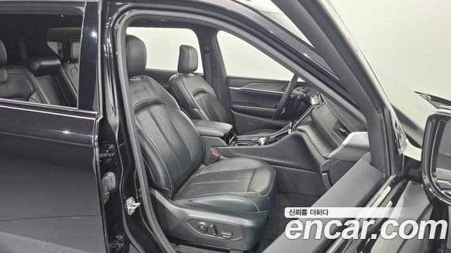 Jeep Grand Cherokee 2021 — Photo 29/34