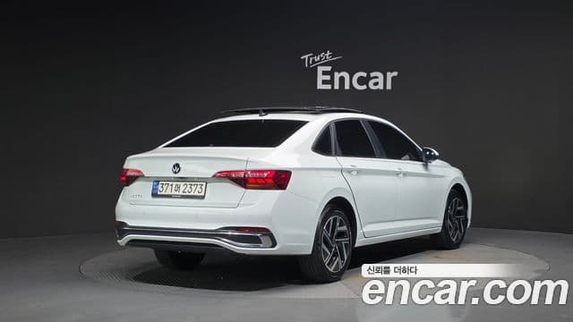 Volkswagen Jetta 2023 — Фото 1/20