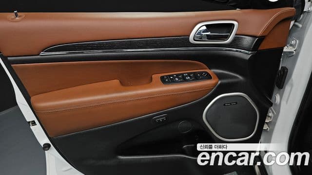Jeep Grand Cherokee 2020 — ფოტო 14/20