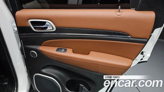 Jeep Grand Cherokee 2020 — ფოტო 19/20