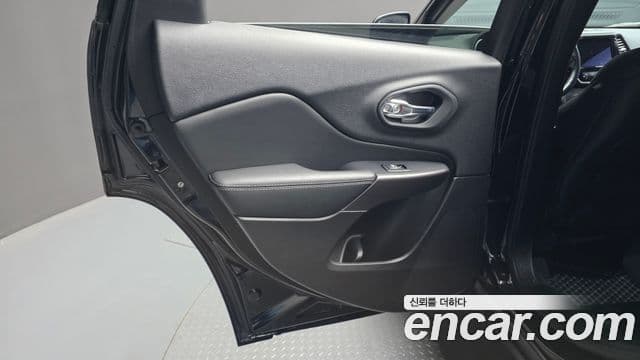 Jeep Cherokee 2021 — Photo 21/32
