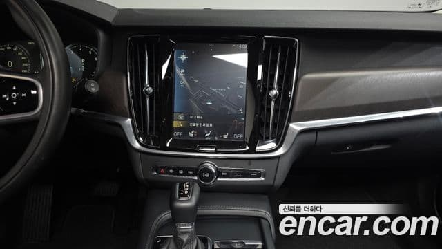 Volvo V90 Cross Country 2018 — ფოტო 14/20