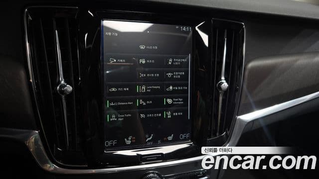 Volvo V90 Cross Country 2018 — ფოტო 17/20