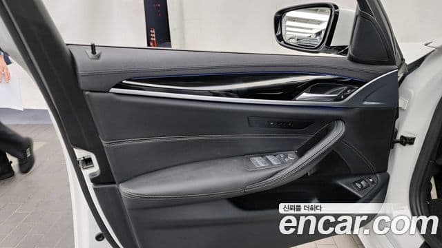 BMW 5 Series 2020 — Photo 2/33