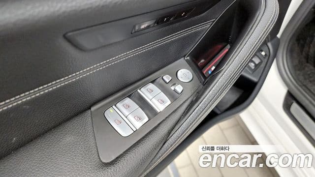 BMW 5 Series 2020 — Photo 28/33