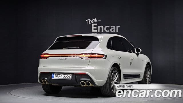 Porsche Macan 2023 — ფოტო 2/20
