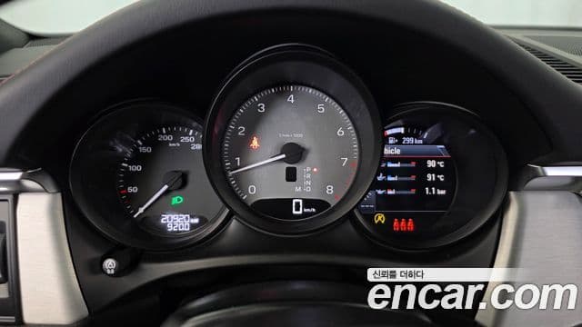 Porsche Macan 2023 — ფოტო 8/20