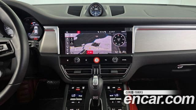 Porsche Macan 2023 — ფოტო 14/20