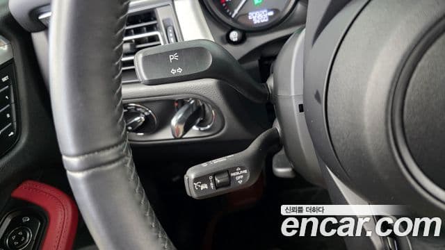 Porsche Macan 2023 — ფოტო 18/20