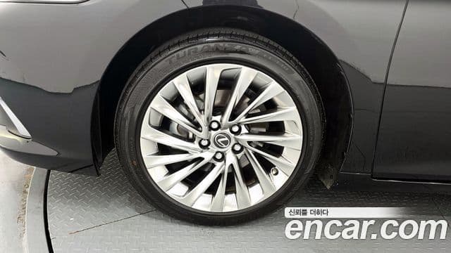 Lexus ES300h 2023 — ფოტო 5/20