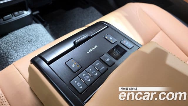 Lexus ES300h 2023 — ფოტო 19/20