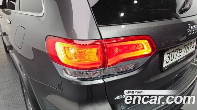 Jeep Grand Cherokee 2020 — Photo 17/35