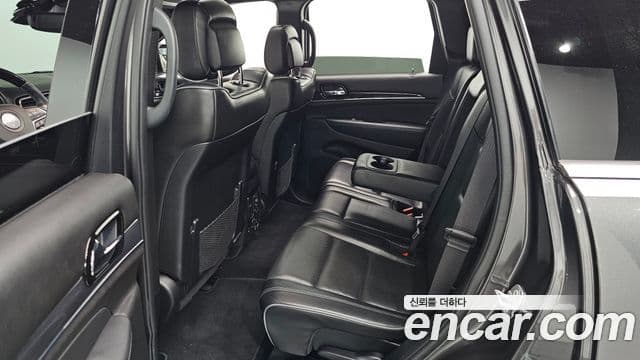Jeep Grand Cherokee 2020 — Photo 27/35