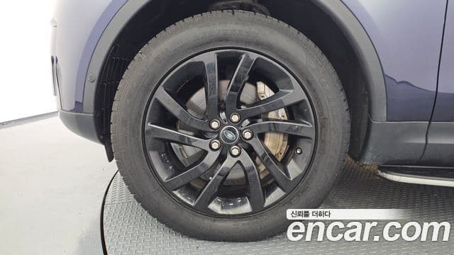Land Rover Discovery 5 2019 — ფოტო 5/20
