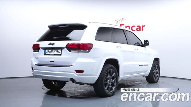 Jeep Grand Cherokee 2021 — Фото 2/20